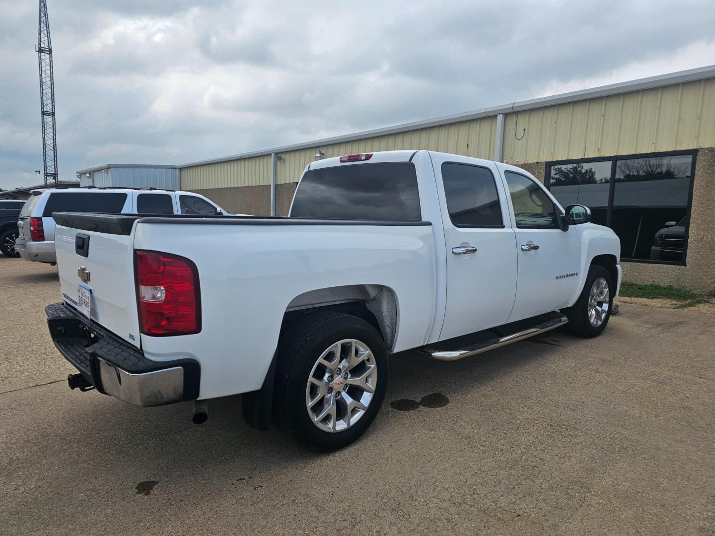 2007 WHITE Chevrolet Silverado 1500 LT1 Crew Cab 2WD (2GCEC13J271) with an 5.3L V8 OHV 16V engine, 4-Speed Automatic Overdrive transmission, located at 533 S Seven Points BLVD, Seven Points, TX, 75143, (430) 255-4030, 32.313999, -96.209351 - Photo#2